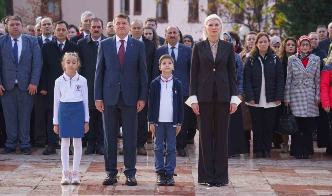 Bilecik’te 24 Kasım Öğretmenler Günü kapsamında Cumhuriyet Meydanı’nda düzenlenen törenle