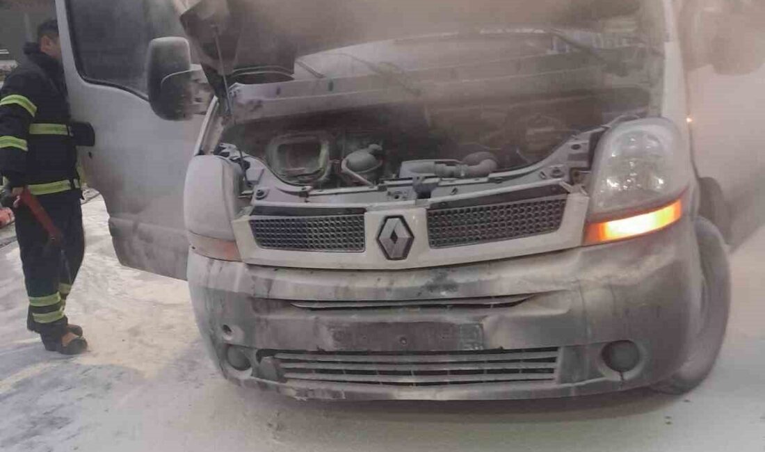 Bilecik’te araç yangını büyümeden söndürüldü Bilecik’te seyir halinde tekerlik kısmından bir anda alev alan araç