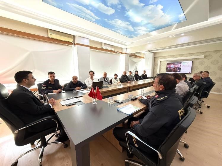 Bilecik’te bağımlılıkla mücadele toplantısı düzenlendi Bilecik Osmaneli Kaymakamı Abdüssamed Kılıç, ilçede bağımlılıkla mücadele çalışmalarını güçlendirmek