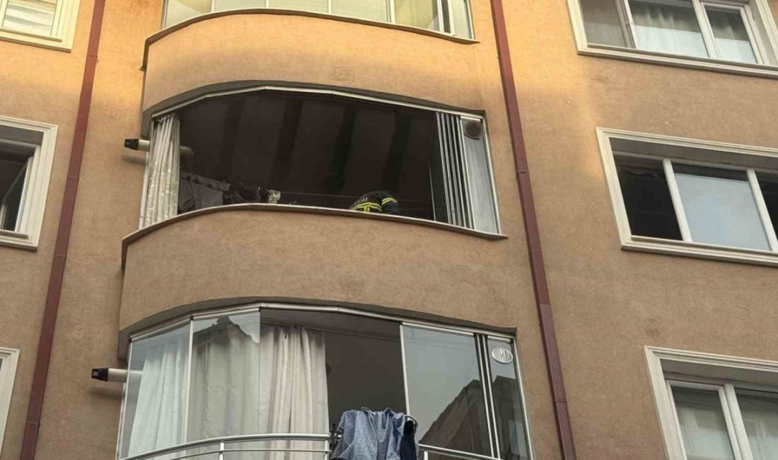 Bilecik’te bir evin balkonundaki plastik kapının tutuşması sonucu çıkan yangında