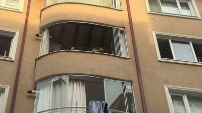 Bilecik’te bir evin balkonundaki plastik kapının tutuşması sonucu çıkan yangında