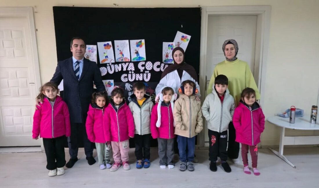 Bilecik’in Yenipazar ilçesinde bir hayırsever vatandaşın mont desteği öğrencileri sevindirdi.