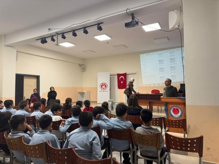 Bilecik’te Dursun Fakıh İmam Hatip Ortaokulu’nda çocuk hakları ve haklarımızı