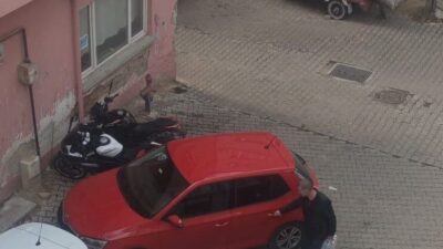 Bilecik’te bir sokak arasına gelişi güzel aracını park eden sürücü