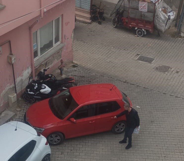 Bilecik’te bir sokak arasına gelişi güzel aracını park eden sürücü