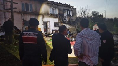 Bilecik’in Yenipazar ilçesi bağlı Esenköy köyünde çıkan ev yangını, itfaiye