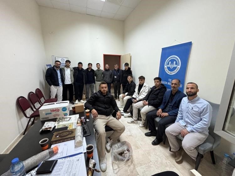 Bilecik’te İl Müftüsü Dilek üniversiteli gençlerle bir araya geldi Bilecik İl Müftüsü Ahmet Dilek, üniversiteye yeni başlayan öğrenciler ile