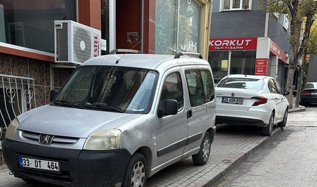 Bilecik’te sokak aralarında kaldırımlara park edilen araçlar yayaları çileden çıkarıyor.