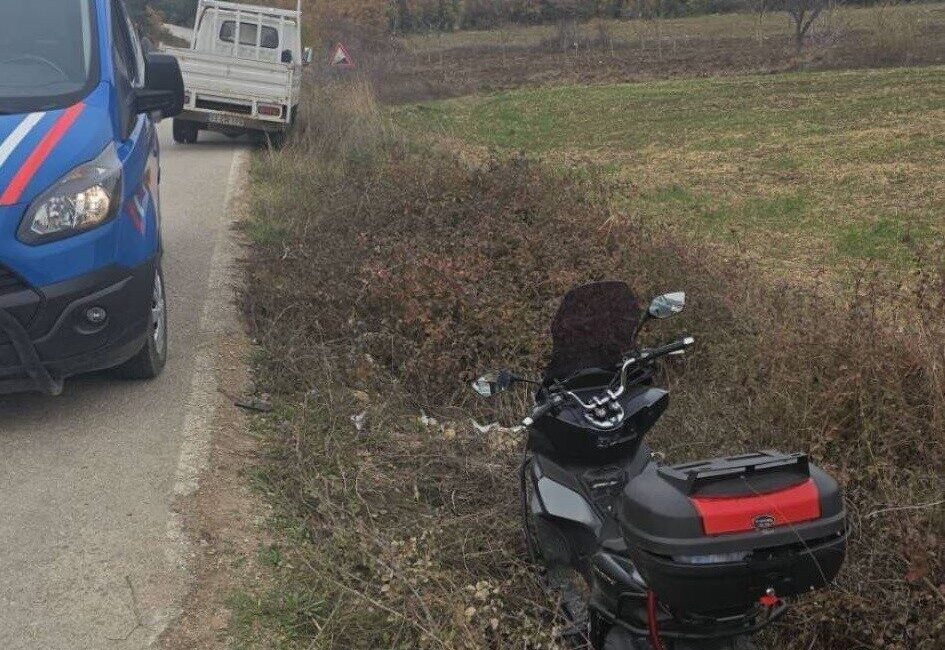 Bilecik’te kontrolden çıkan motosiklet devrilirken, 2 kişi yaralandı Bilecik’te seyir halindeki motosikletin devrilmesi sonucu meydana gelen trafik kazasında