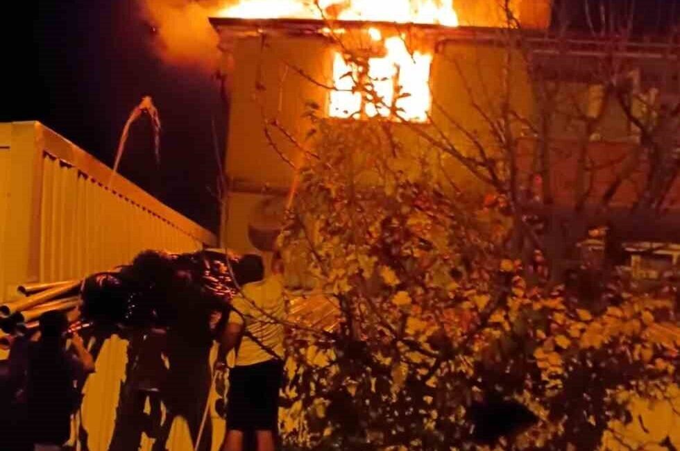 Bilecik’in Osmaneli ilçesinde dün gece bir evde çıkan yangın ekiplerin