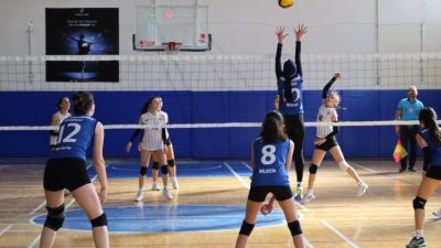 Atatürk Spor Salonu’nda gerçekleştirilen okul spor faaliyetlerinde öğrenciler hem sporda