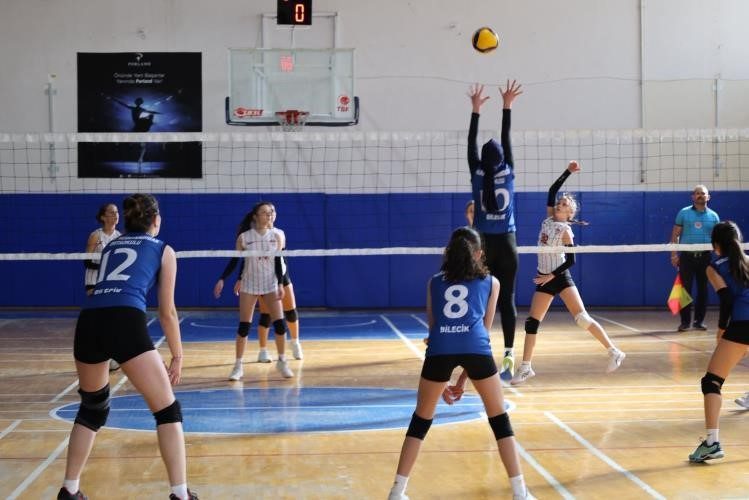 Bilecik’te öğrenciler hem sporda hem okulda başarı için mücadele ediyor Atatürk Spor Salonu’nda gerçekleştirilen okul spor faaliyetlerinde öğrenciler hem sporda