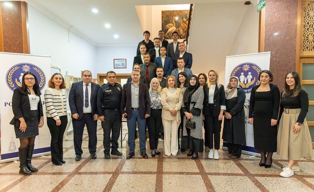 Bilecik’te polis aileleri motivasyon için bir araya geldi Bilecik’te Polis Eşleri Derneği üyeleri, motivasyon artırıcı ve bilgilendirme programında