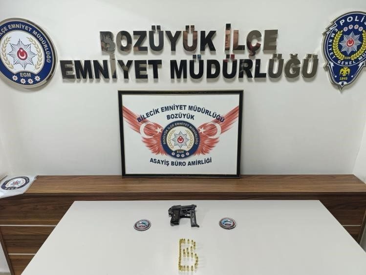 Bilecik’in Bozüyük ilçesinde, İlçe Emniyet Müdürlüğü ekipleri, meydana gelen silahla