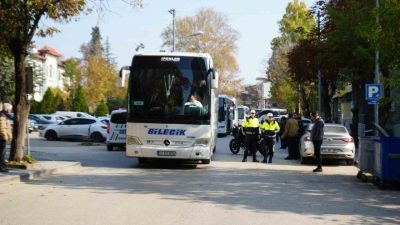 Bilecik’in en yoğun araç trafiğinin yaşandığı Cumhuriyet caddesinin ’Umre Uğurlama