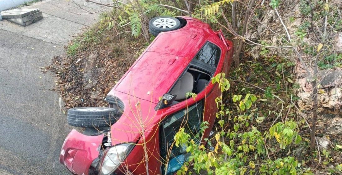 Bilecik’te kontrolden çıkan otomobilin takla atarak yan yattığı trafik kazasında