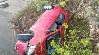 Bilecik’te kontrolden çıkan otomobilin takla atarak yan yattığı trafik kazasında