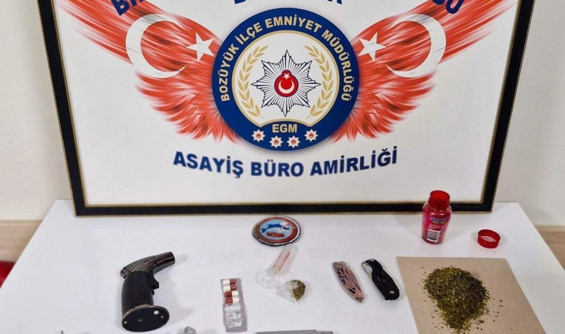 Bilecik’te uyuşturucu operasyonu: 3 gözaltı Bilecik’in Bozüyük ilçesinde gerçekleştirilen uyuşturucu operasyonunda 3 şahıs gözaltına alındı.