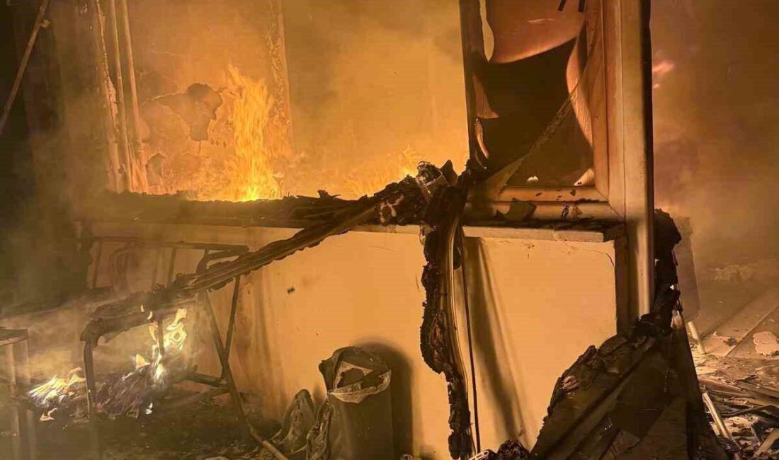 Bolu’da Örencik köyünde 2 katlı evin bir odasında çıkan yangın,