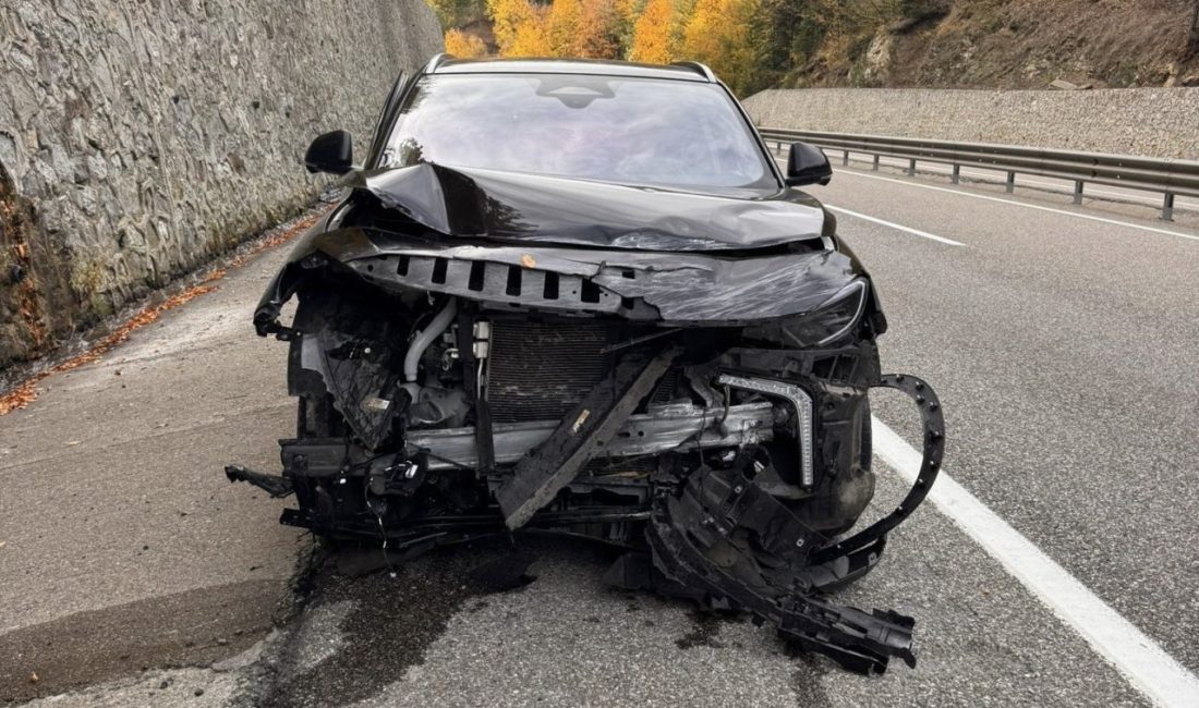Bolu’da istinat duvarına çarpan araç, ağır hasar aldı Bolu’da Ankara-Zonguldak kara yolunda kontrolden çıkan elektrikli otomobil, istinat duvarına