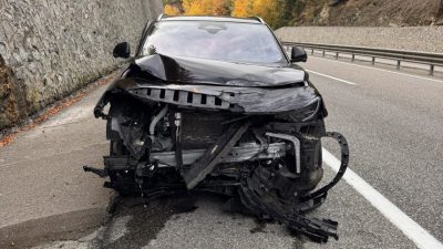 Bolu’da Ankara-Zonguldak kara yolunda kontrolden çıkan elektrikli otomobil, istinat duvarına