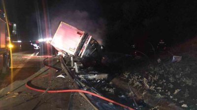 Bolu’da TEM Otoyolu’nda kontrolden çıkan tır, bariyerlere çarptı. Meydana gelen
