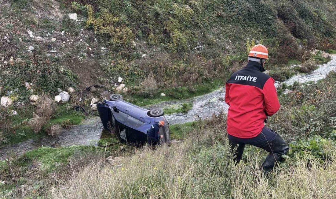 Bolu’nun Yukarısoku Mahallesi’nde kontrolden çıkan bir otomobil dereye uçtu. Meydana