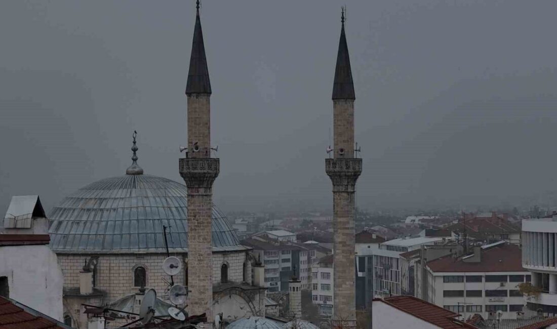 Bolu’da sabah saatlerinde şehir merkezinde etkili olan sis sebebiyle görüş