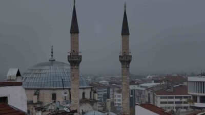 Bolu’da sabah saatlerinde şehir merkezinde etkili olan sis sebebiyle görüş