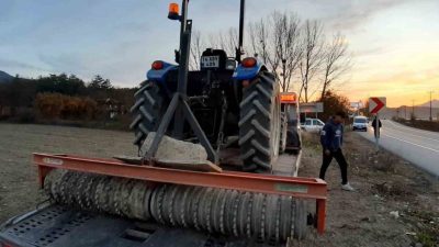 Bolu’nun Mudurnu ilçesinde traktörüyle merdane yapan çiftçi, merdanenin altında kalarak