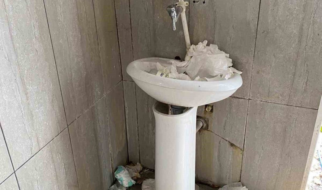 Bolu’da türbede tepki çeken görüntüler Bolu’da her yıl binlerce ziyaretçiyi ağırlayan Hayreddin Tokadi Türbesi’nde kadınlar