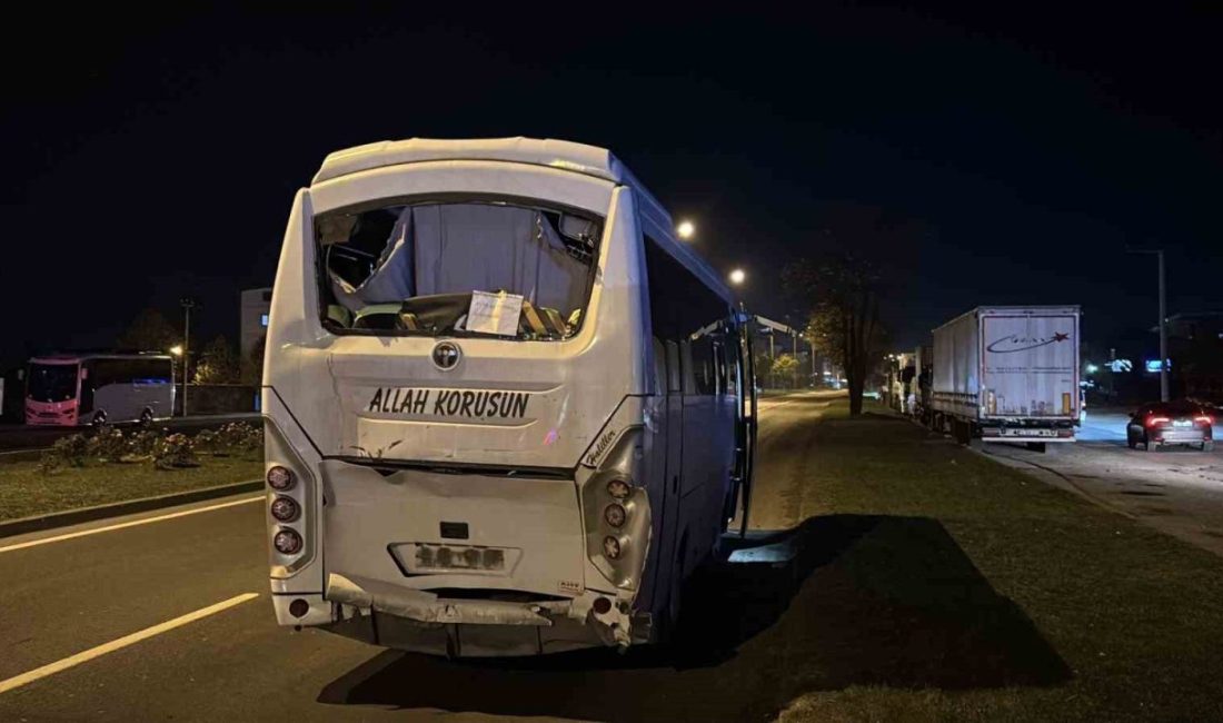 Bolu’da üç servis midibüsü çarpıştı: 11 yaralı Bolu’da D-100 kara yolunda üç servis midibüsünün çarpışması sonucu 11