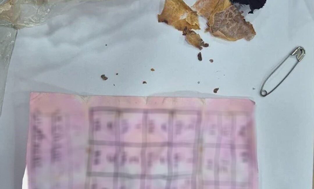 Bolu’da yapı marketin raflarının arasında muska çıktı: “Büyücülerin şerrinden Allah’a sığınırım” Bolu’da faaliyet gösteren bir yapı marketin satış raflarının arasında çalışanlar