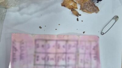 Bolu’da faaliyet gösteren bir yapı marketin satış raflarının arasında çalışanlar