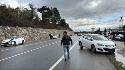 Bolu-Mudurnu kara yolunda 3 aracın karıştığı zincirleme kazada 3 kişi