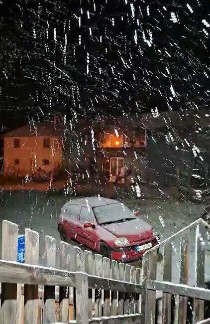 Bolu’da gece saatlerinde yüksek kesimlerde kar yağışı etkili oldu. Bolu’da
