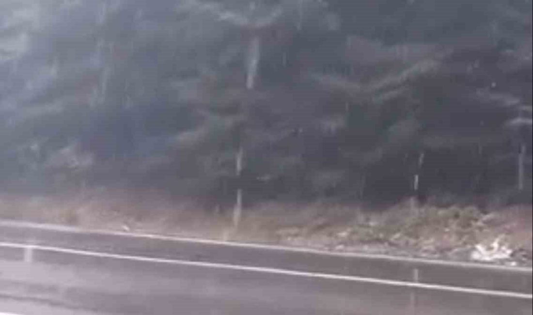Bolu’nun yükseklerinde sabah saatlerinden itibaren aralıklarla kar yağışı etkili oldu.