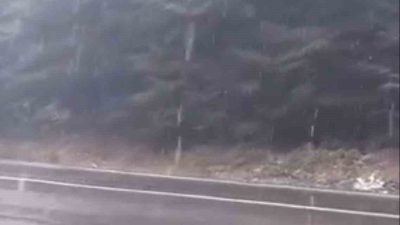 Bolu’nun yükseklerinde sabah saatlerinden itibaren aralıklarla kar yağışı etkili oldu.