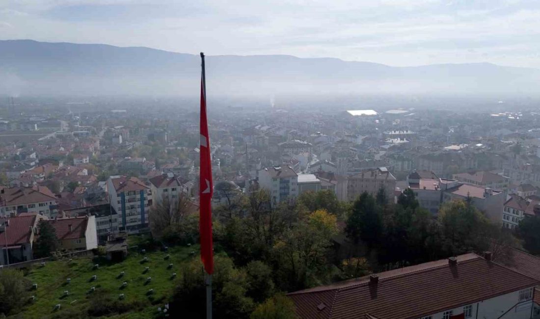 Bolu şehir merkezi sabah saatlerinde yoğun sisin etkisi altına girdi.