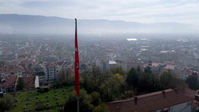 Bolu şehir merkezi sabah saatlerinde yoğun sisin etkisi altına girdi.