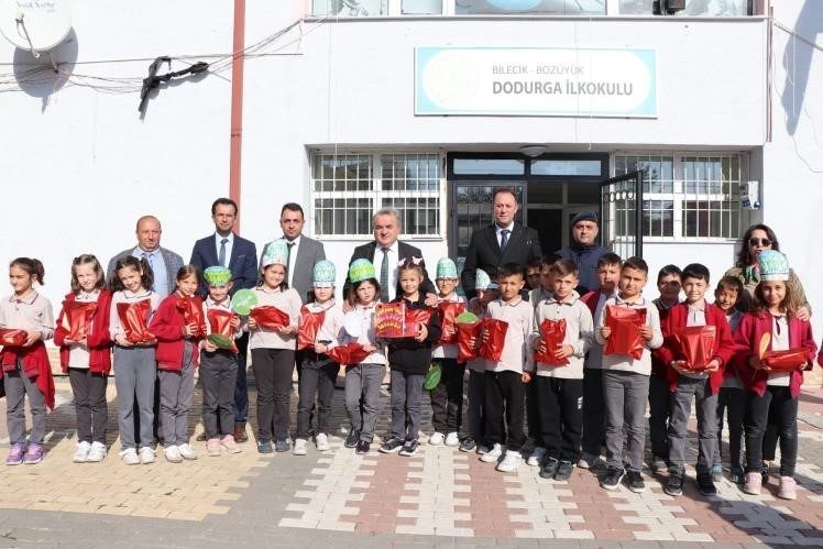 Bozüyük’te kaymakam ve öğrenciler kitapla buluştu Bozüyük Kaymakamı Adem Öztürk, BİLEN programları kapsamında öğrencilerle bir araya