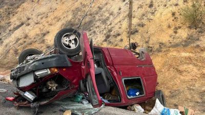 Bilecik’in Bozüyük ilçesinde seyir halindeki kamyonet, sürücüsünün direksiyon hakimiyeti kaybetmesi