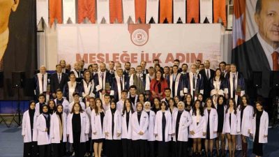 Bilecik Şeyh Edebali Üniversitesi (BŞEÜ) Diş Hekimliği Fakültesi’nin yeni öğrencileri,