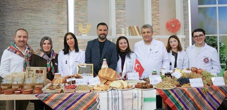 Bilecik Şeyh Edebali Üniversitesi (BŞEÜ) Gıda Teknolojisi öğrencileri bir televizyon