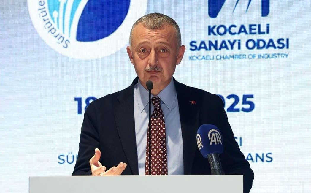 Büyükakın’dan sanayicilere: “Kocaelispor için ayda 1000 dolar verecek 1000 firma yok mu?” Kocaeli Büyükşehir Belediye Başkanı Tahir Büyükakın, sanayicilere Kocaelispor’a destek konusunda