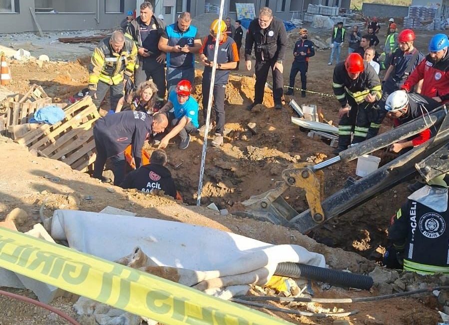 Kocaeli’nin Çayırova ilçesindeki inşaat şantiyesinde meydana gelen toprak kayması sonucu