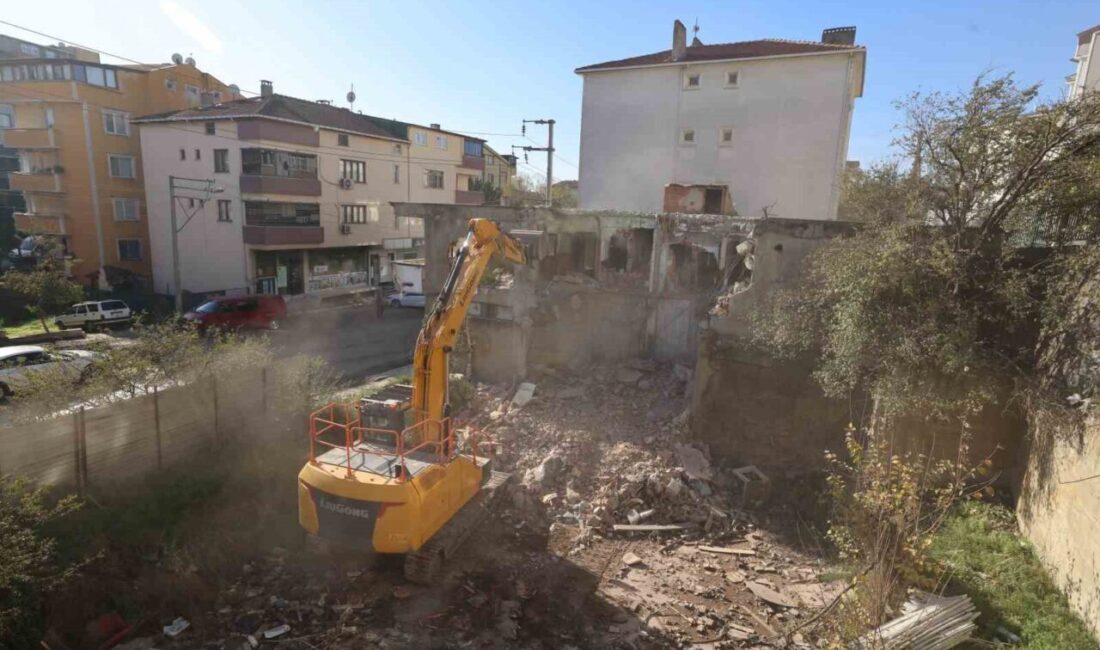 Çayırova ilçesinde bulunan Özgürlük Mahallesi’ndeki metruk binanın yıkımı gerçekleştirildi. Çayırova