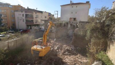 Çayırova ilçesinde bulunan Özgürlük Mahallesi’ndeki metruk binanın yıkımı gerçekleştirildi. Çayırova