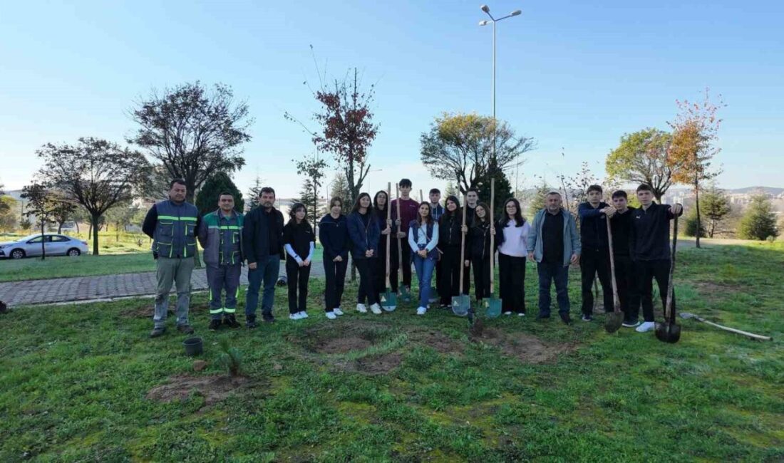 Çayırova’da düzenlenen fidan dikimi etkinliğinde öğrenciler, doğayı koruma bilincini deneyimleyerek