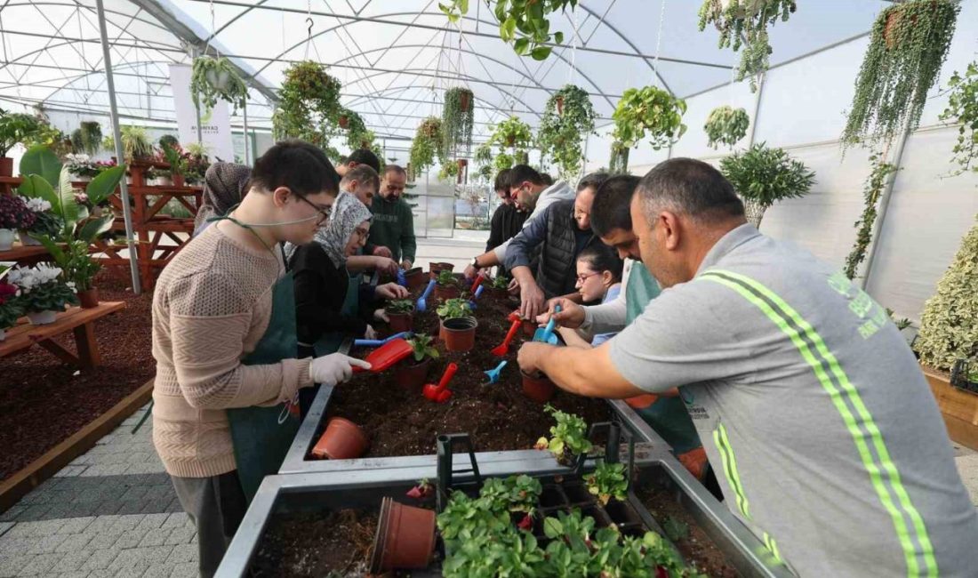Çayırova Belediyesi Fatma Çelik Engelliler Merkezi’nde eğitim alan özel bireyler,